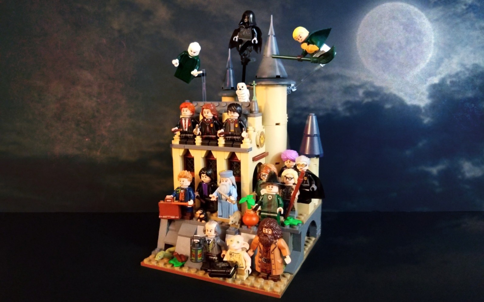 Lego Hogwarts 16Ã16 Minifigure Display Castle | the FARQUAR